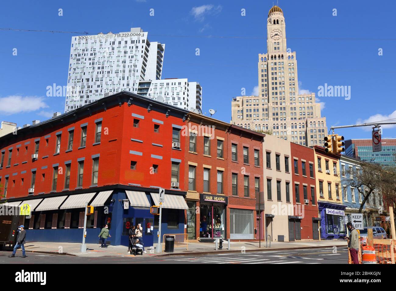 Farbenfrohe Gebäude entlang der Atlantic Avenue in Downtown Brooklyn, New York mit einem Hanson Place und 300 Ashland Place im Hintergrund. Stockfoto