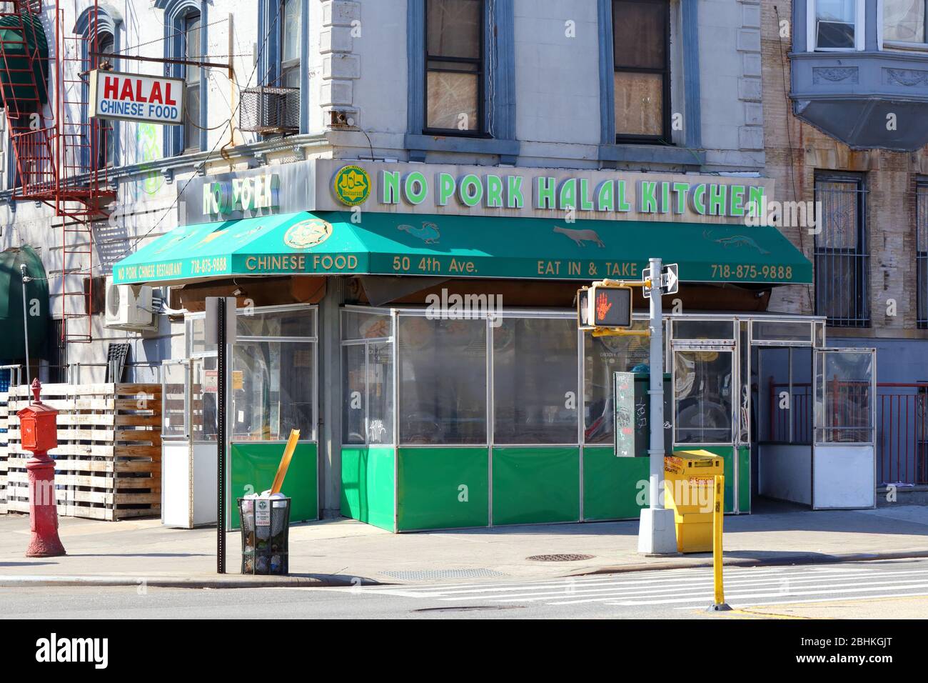No Pork Halal Kitchen, 50 4. Avenue, Brooklyn, New York. NYC-Schaufensterfoto eines halal-chinesischen Restaurants in Downtown Brooklyn. Stockfoto