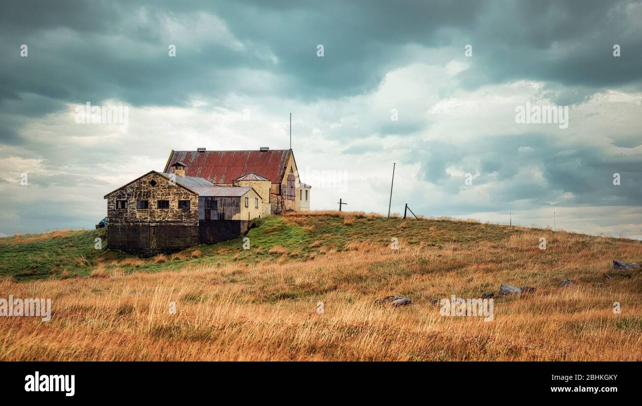 Lonely Barn Sitting on a Hill bei stürmischem Wetter, Post-PROCESSED in HDR Stockfoto