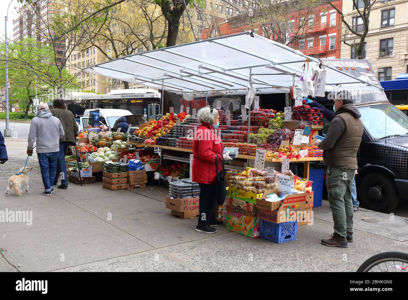 Leute bei einem 'Green Cart'-Obsthändler auf dem Bürgersteig in der Upper West Side zur Zeit des Coronavirus COVID 19, New York, NY, 23. April 2020. Stockfoto