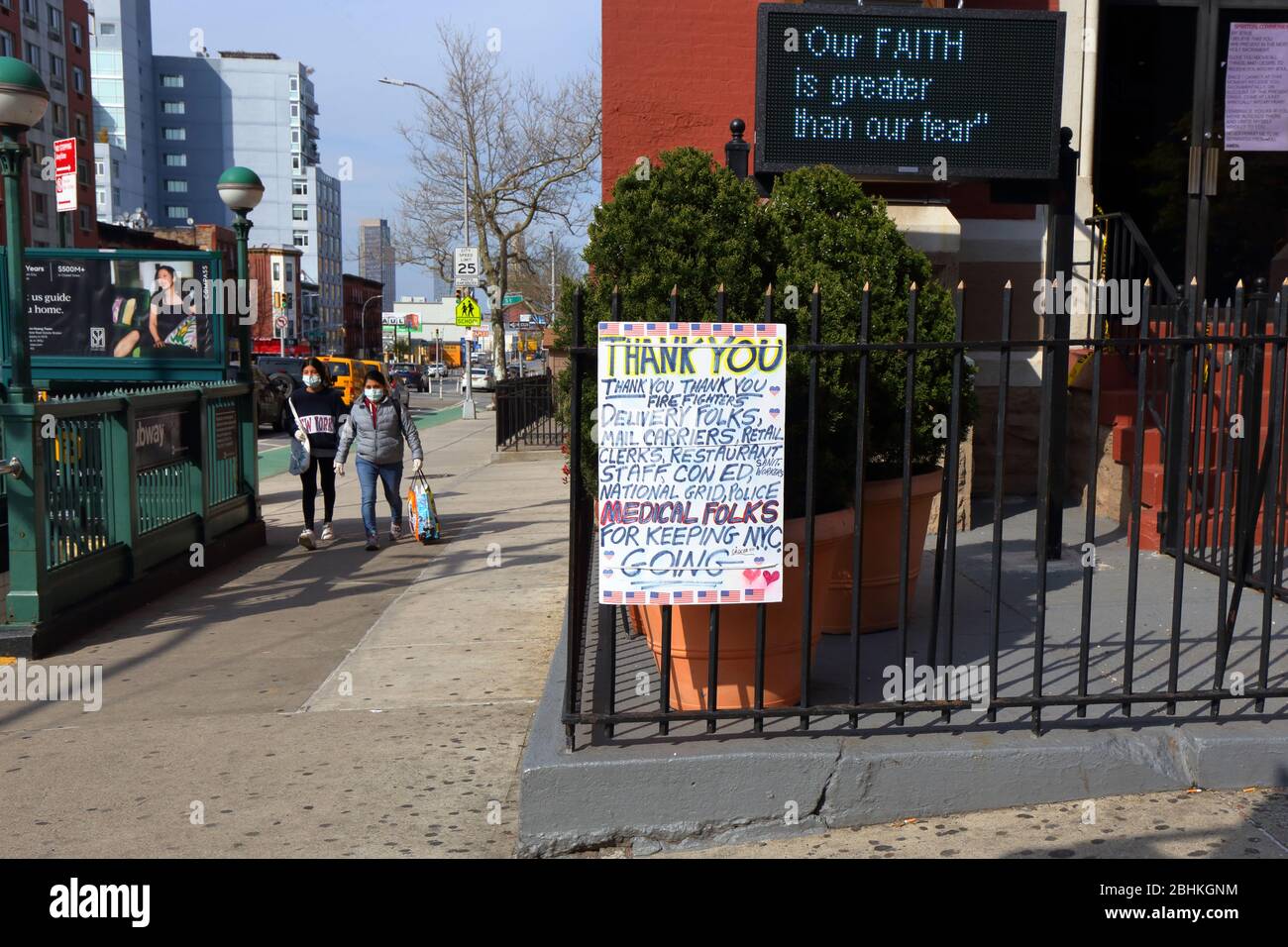 Ein Schild an einem Kirchtor in Park Slope, Brooklyn, wo er den Arbeitern zur Zeit des Coronavirus COVID-19, New York, NY, am 25. April 2020, dankte Stockfoto