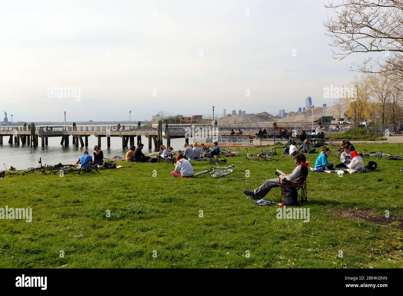 Leute im Louis Valentino Jr. Park und Pier in Red Hook an einem warmen sonnigen Samstagnachmittag während Coronavirus, Brooklyn, New York, NY, 25. April 2020 Stockfoto