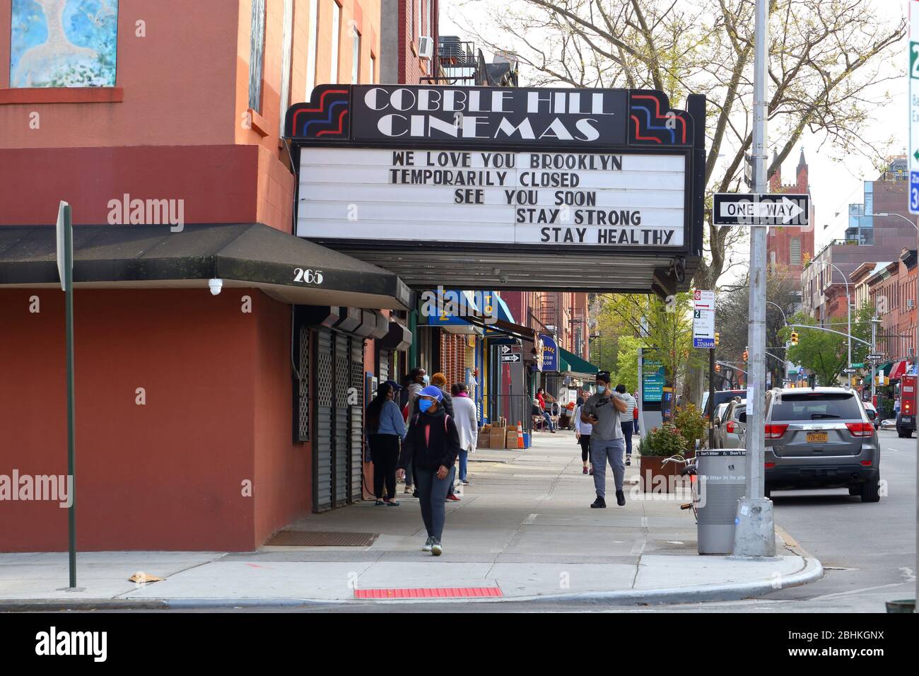 Eine hoffnungsvolle Botschaft auf dem Festzelt der Cobble Hill Cinemas lautet: "We Love You Brooklyn, vorübergehend geschlossen... WEITERE INFORMATIONEN FINDEN SIE UNTER „VOLLSTÄNDIGE BILDUNTERSCHRIFT“ Stockfoto