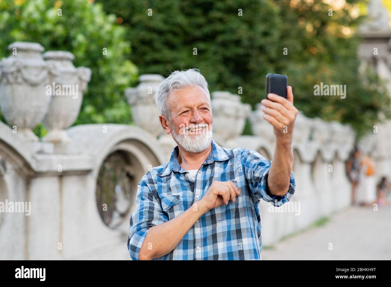 Schöner älterer Mann, der Selfie nimmt Stockfoto