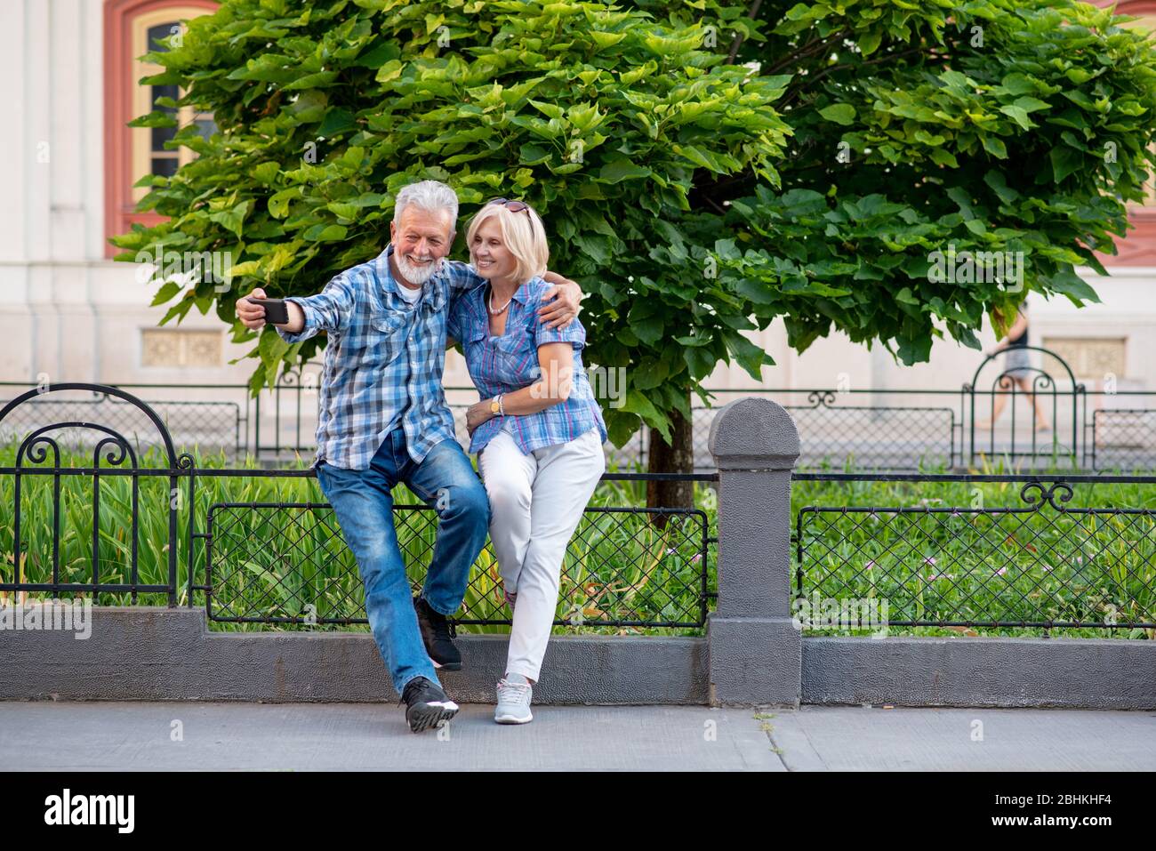 Glückliches älteres Paar, das Selfie in einem Park macht Stockfoto