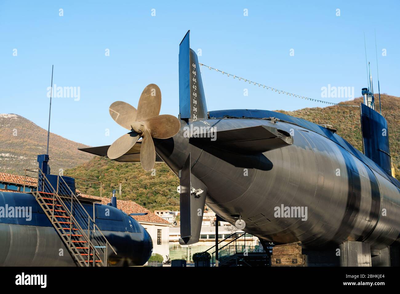 Der Propeller des U-Bootes. Ein altes militärisches U-Boot, das an Land in einem Museum in Tivat, Montenegro, in der Gegend von Portro Montenegro, montiert wurde. Stockfoto