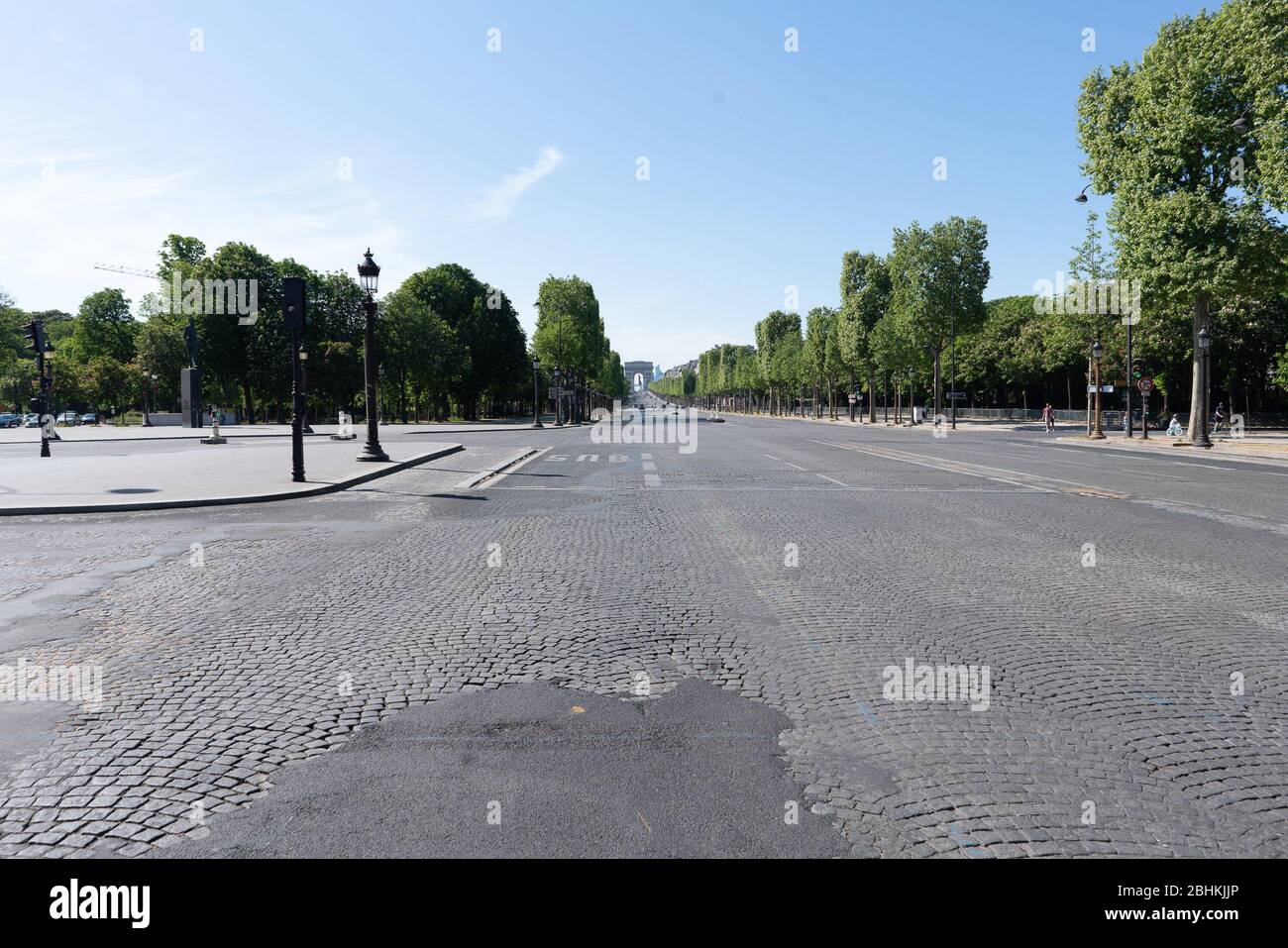 Paris, FR. April 2020. (INT) Covid-19:leeres Paris. 26. April 2020, Paris, Frankreich: Einige touristische Hotspots in Paris wie Cafe Les Deux Magots, Arc de Triomphe et Champs-Elysees, Champs-Elysees, Jardin du Luxembours, Pont Alexandre III, La Sorbonne, Marche aux puces, Montmartre Straße weiterhin sehr leer während dieser Covid-19 Pandemie an diesem Sonntag. Kredit: Eric Bromme/Thenews2 Kredit: Eric Bromme/TheNEWS2/ZUMA Wire/Alamy Live News Stockfoto