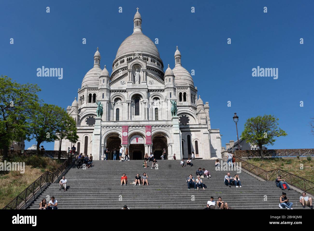 Paris, FR. April 2020. (INT) Covid-19:leeres Paris. 26. April 2020, Paris, Frankreich: Einige touristische Hotspots in Paris wie Cafe Les Deux Magots, Arc de Triomphe et Champs-Elysees, Champs-Elysees, Jardin du Luxembours, Pont Alexandre III, La Sorbonne, Marche aux puces, Montmartre Straße weiterhin sehr leer während dieser Covid-19 Pandemie an diesem Sonntag. Kredit: Eric Bromme/Thenews2 Kredit: Eric Bromme/TheNEWS2/ZUMA Wire/Alamy Live News Stockfoto