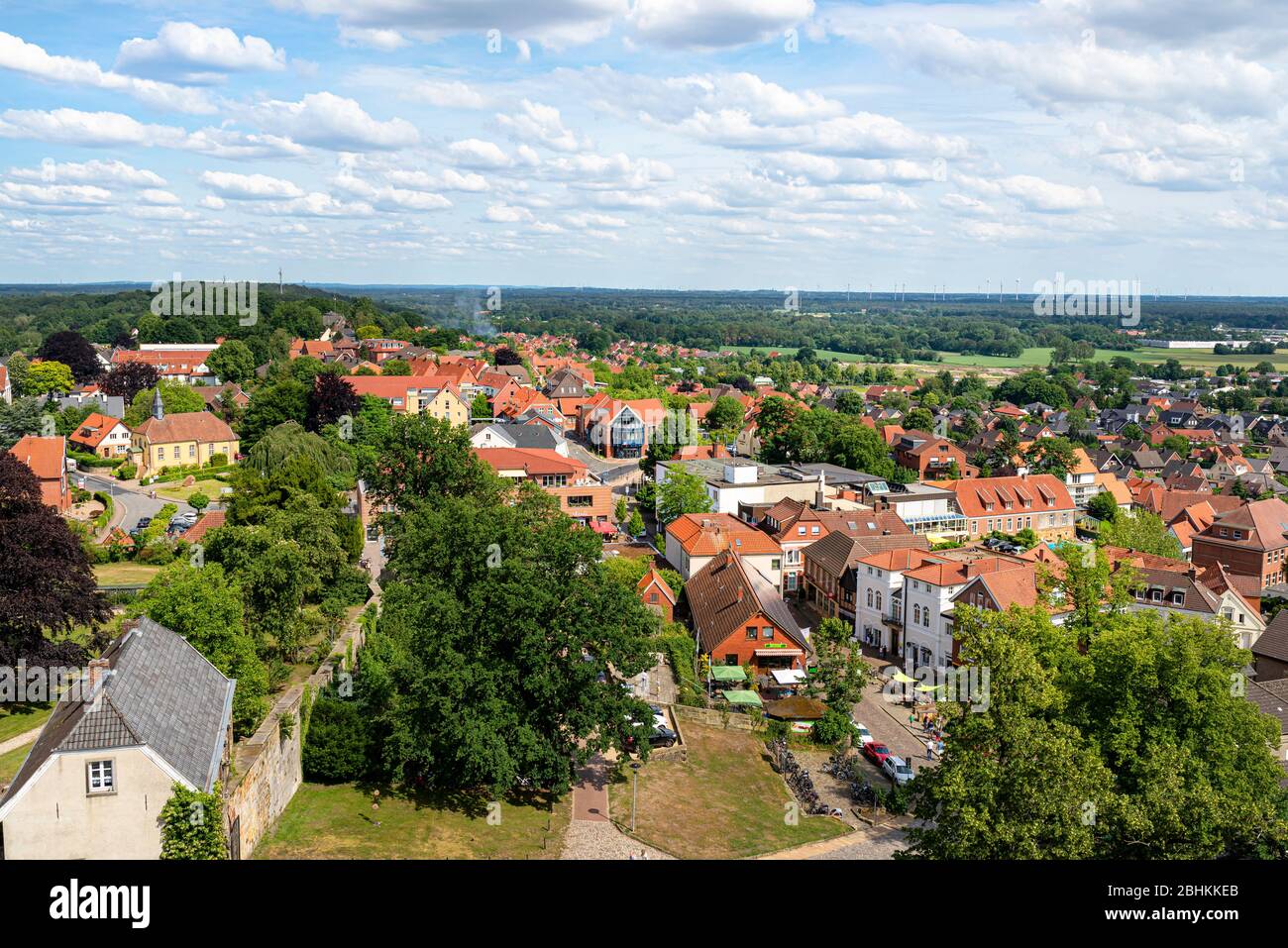 Bad Bentheim, Deutschland Juni 2019. Panorama der Altstadt mit vielen Gebäuden mit rotem Dach auf einem Hintergrund des blauen Himmels mit Wolken in Bad Benth Stockfoto