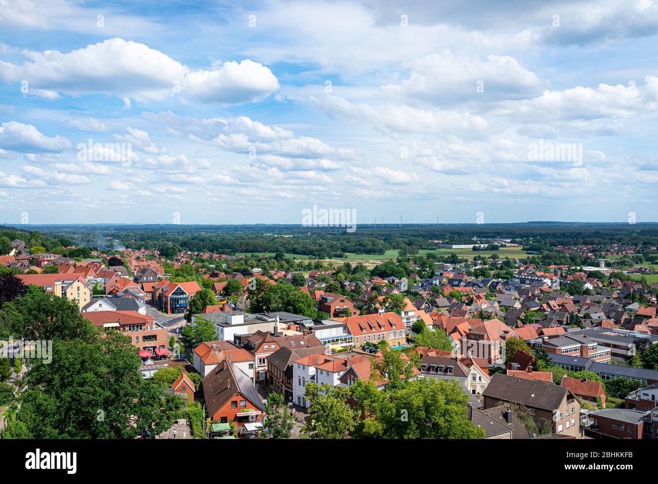 Bad Bentheim, Deutschland Juni 2019. Panorama der Altstadt mit vielen Gebäuden mit rotem Dach auf einem Hintergrund des blauen Himmels mit Wolken in Bad Benth Stockfoto