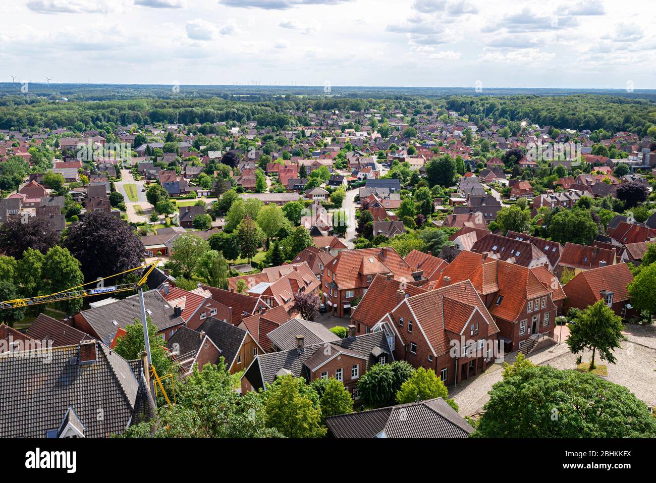 Bad Bentheim, Deutschland Juni 2019. Panorama der Altstadt mit vielen Gebäuden mit rotem Dach auf einem Hintergrund des blauen Himmels mit Wolken in Bad Benth Stockfoto