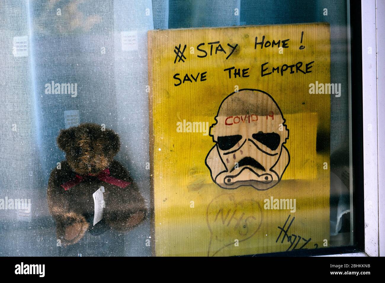 Ein Star Wars-Poster zum Aufenthalt zu Hause in Bugbrooke, Northamptonshire während der Coronavirus-Krise Stockfoto
