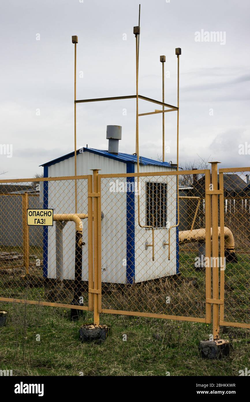 Kleine ländliche Gas Regulierungspunkt am Rande des Dorfes. Inschrift auf Plakat: Gefährlich Gas Stockfoto