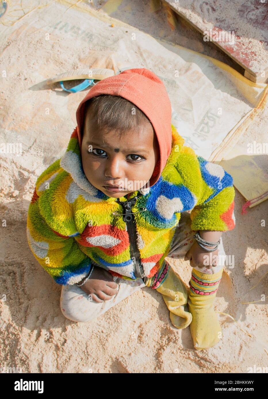 Arme ländliche Kinder spielen, privilegierte indische Kinder Stockfoto