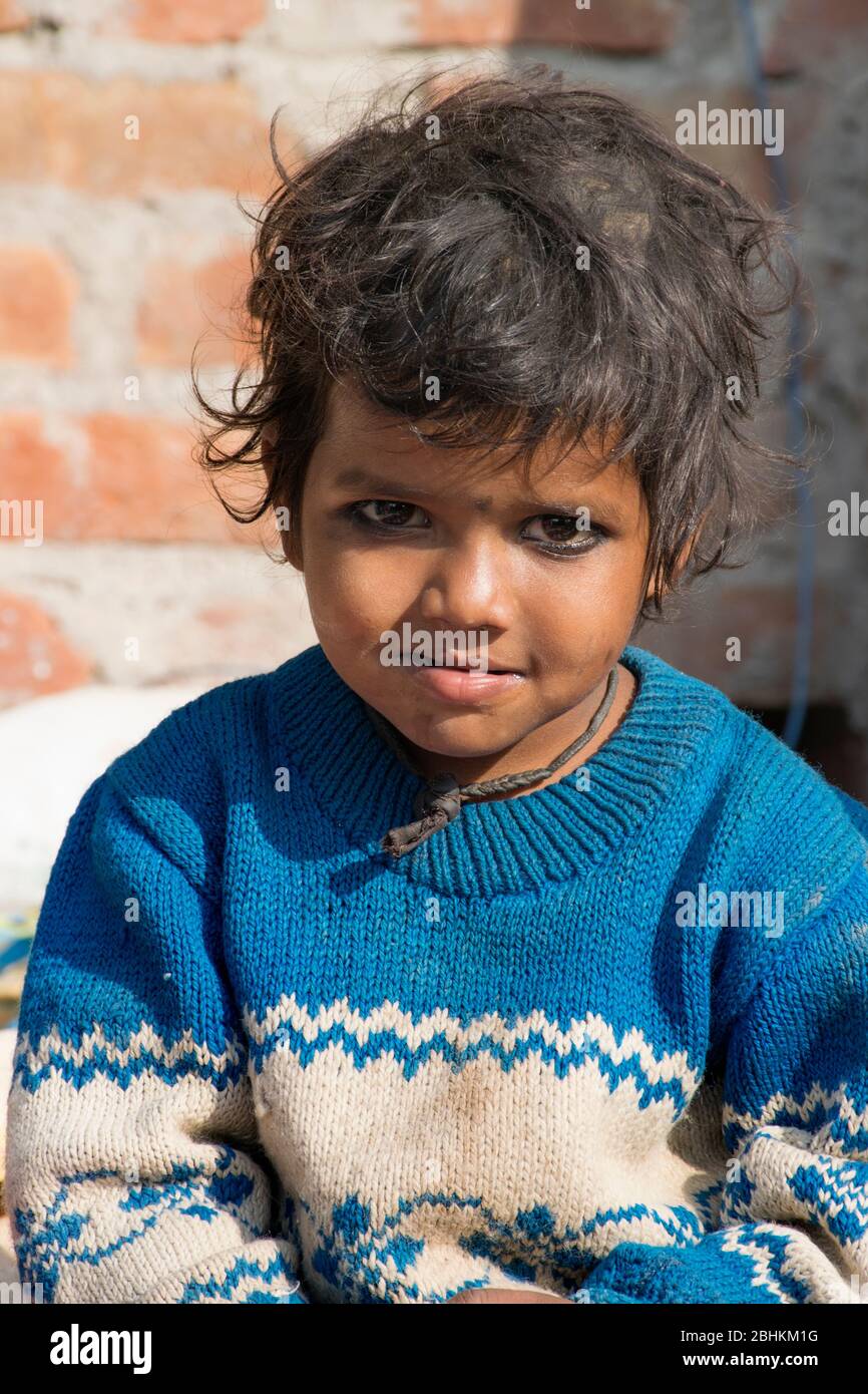 Porträt eines glücklichen armen Kindes im ländlichen Teil Indiens Stockfoto