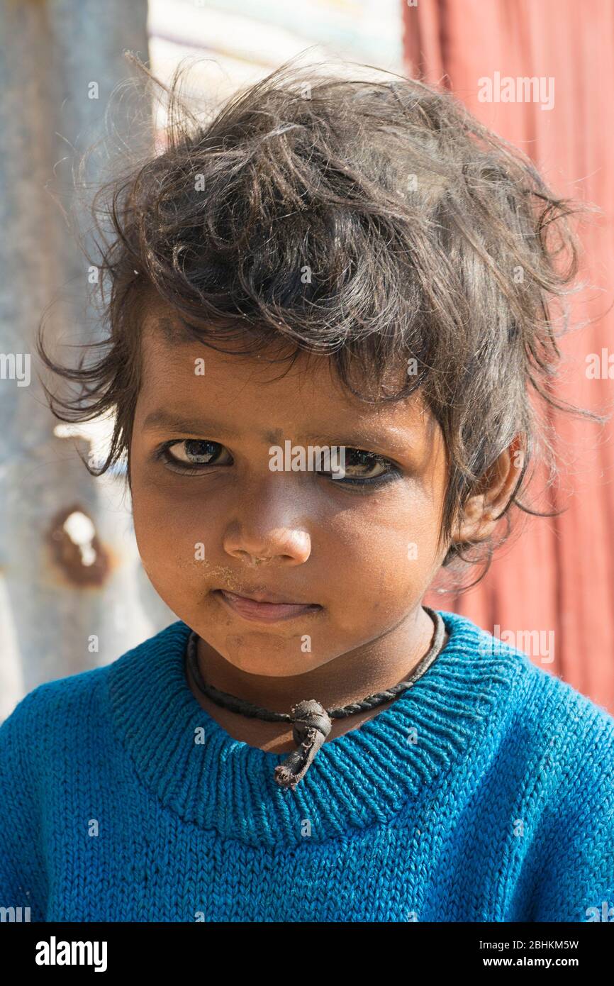 Porträt eines glücklichen armen Kindes im ländlichen Teil Indiens Stockfoto