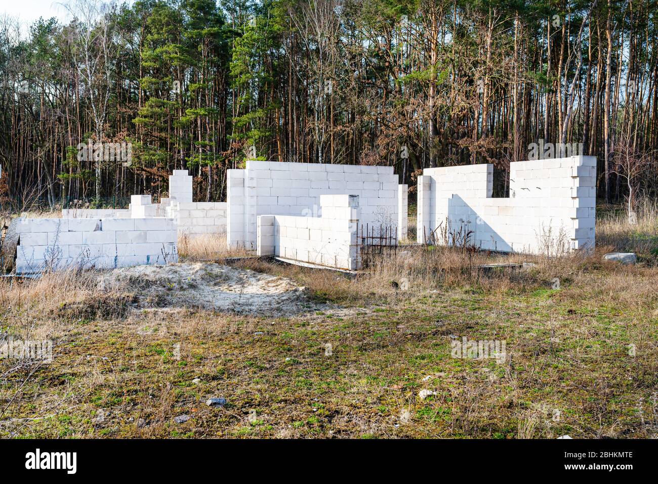 Verlassene Hausbau, tragende Wände aus Zellbeton, sichtbare Verstärkungsstäbe. Stockfoto