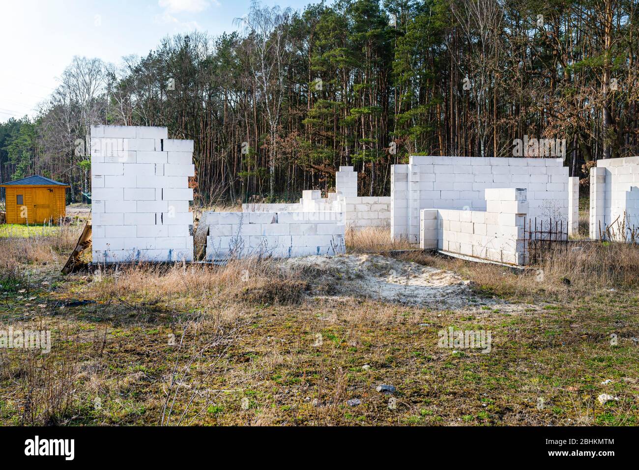 Verlassene Hausbau, tragende Wände aus Zellbeton, sichtbare Verstärkungsstäbe. Stockfoto
