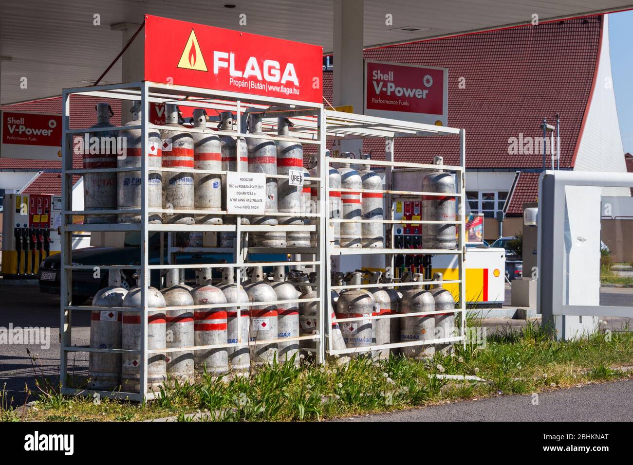 Flaga Flaschen von Butan (Flüssiggas oder LPG) in der Nähe der Shell Tankstelle, Sopron, Ungarn Stockfoto