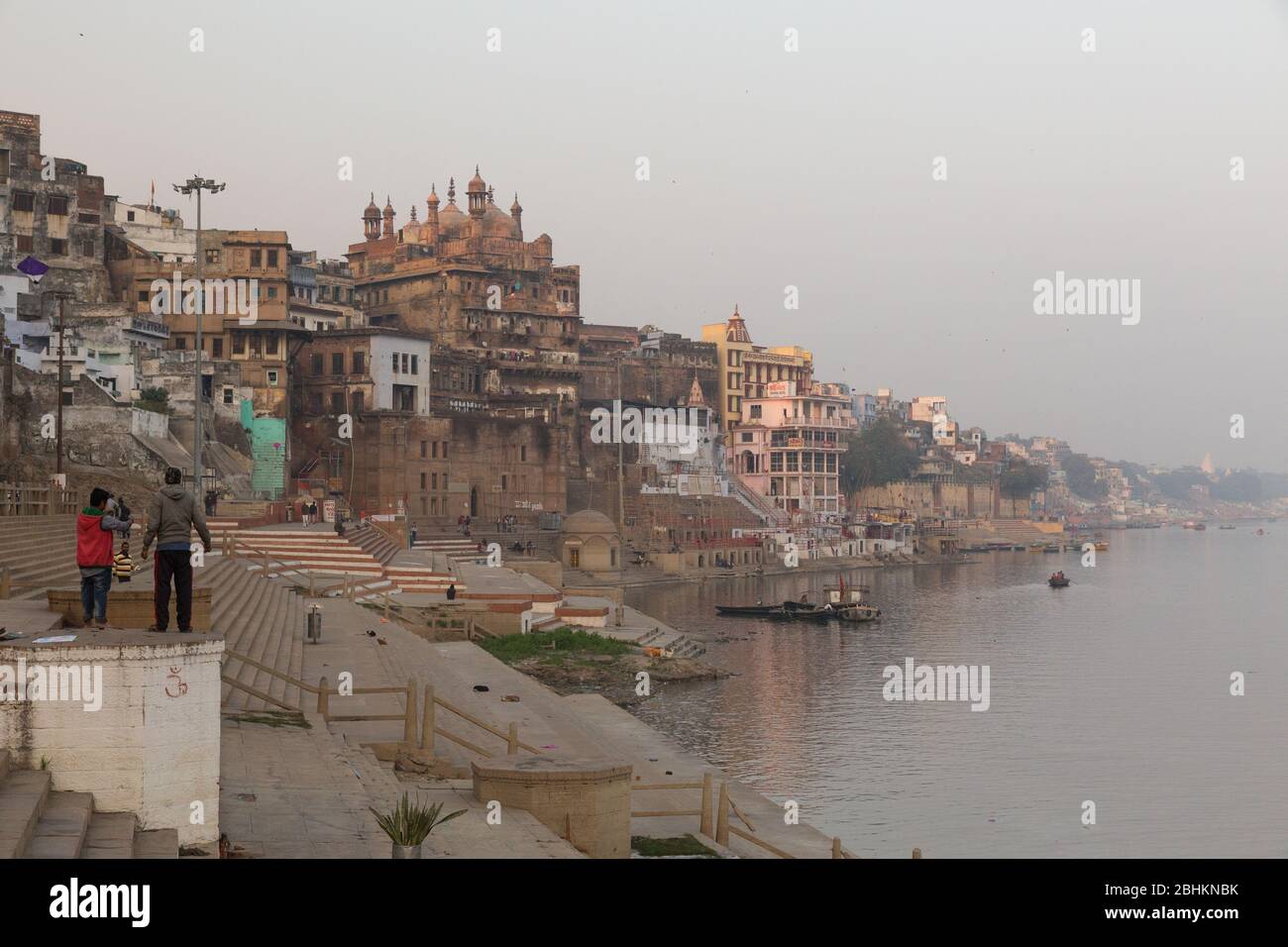 Ein Blick auf alte strukturierte Häuser und Gebäude genannt Ghats am Ufer des Flusses Ganges Stockfoto