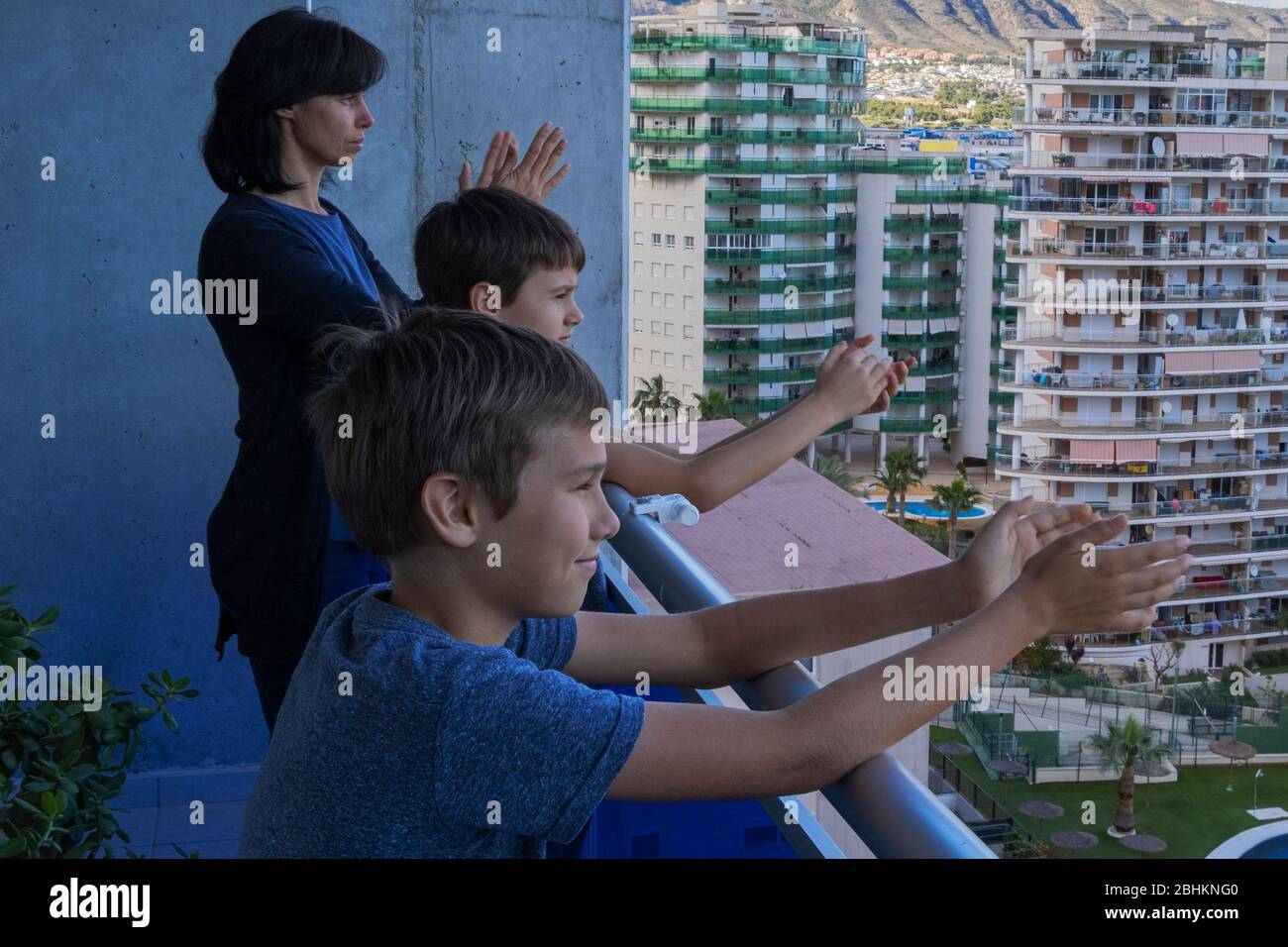 Familie applaudiert vom Balkon aus, um medizinisches Personal, Gesundheitshelfer, Ärzte, Krankenschwestern während der Coronavirus-Pandemie in Spanien zu unterstützen Stockfoto