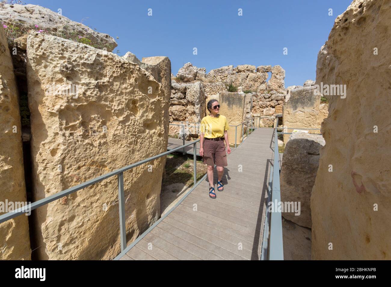 Gehweg durch den Ggantija Tempel, Xaghra, Gozo Stockfoto