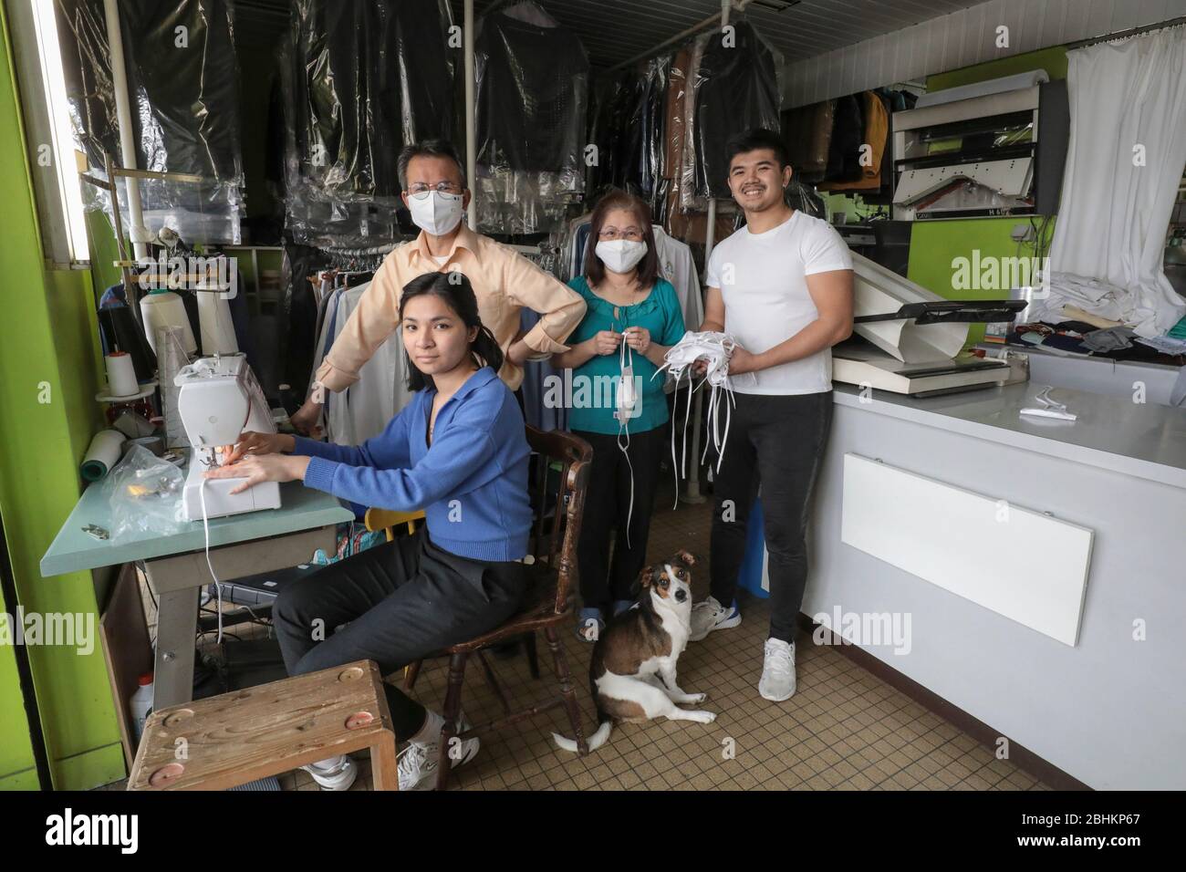 EINE VIETNAMESISCHE FAMILIE STELLT WÄHREND DER PARISER SPERRUNG IN SEINEM GESCHLOSSENEN TROCKENREINIGER GESICHTSMASKEN HER Stockfoto