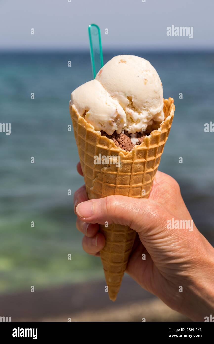 Traditionelles Gozo hausgemachtes Eis mit Obststücken Stockfoto