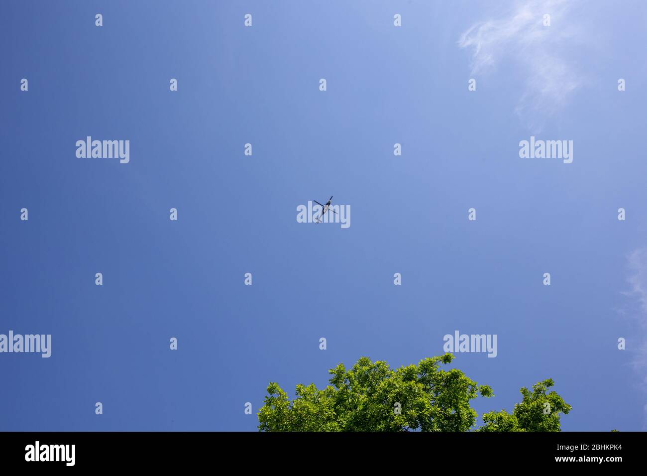 1. Mai 2019, Istanbul, Türkei: Der Polizeihubschrauber fliegt über die Gruppe, die sich auf den marsch in Bakirkoy, Istanbul vorbereitet. Stockfoto