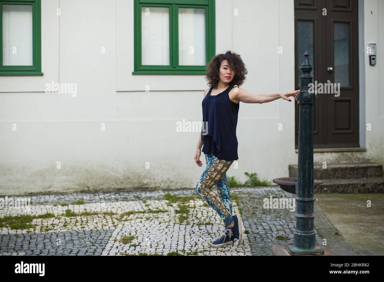 Junge Mischrasse-weibliche Modell auf den Straßen von Porto, Portugal. Stockfoto