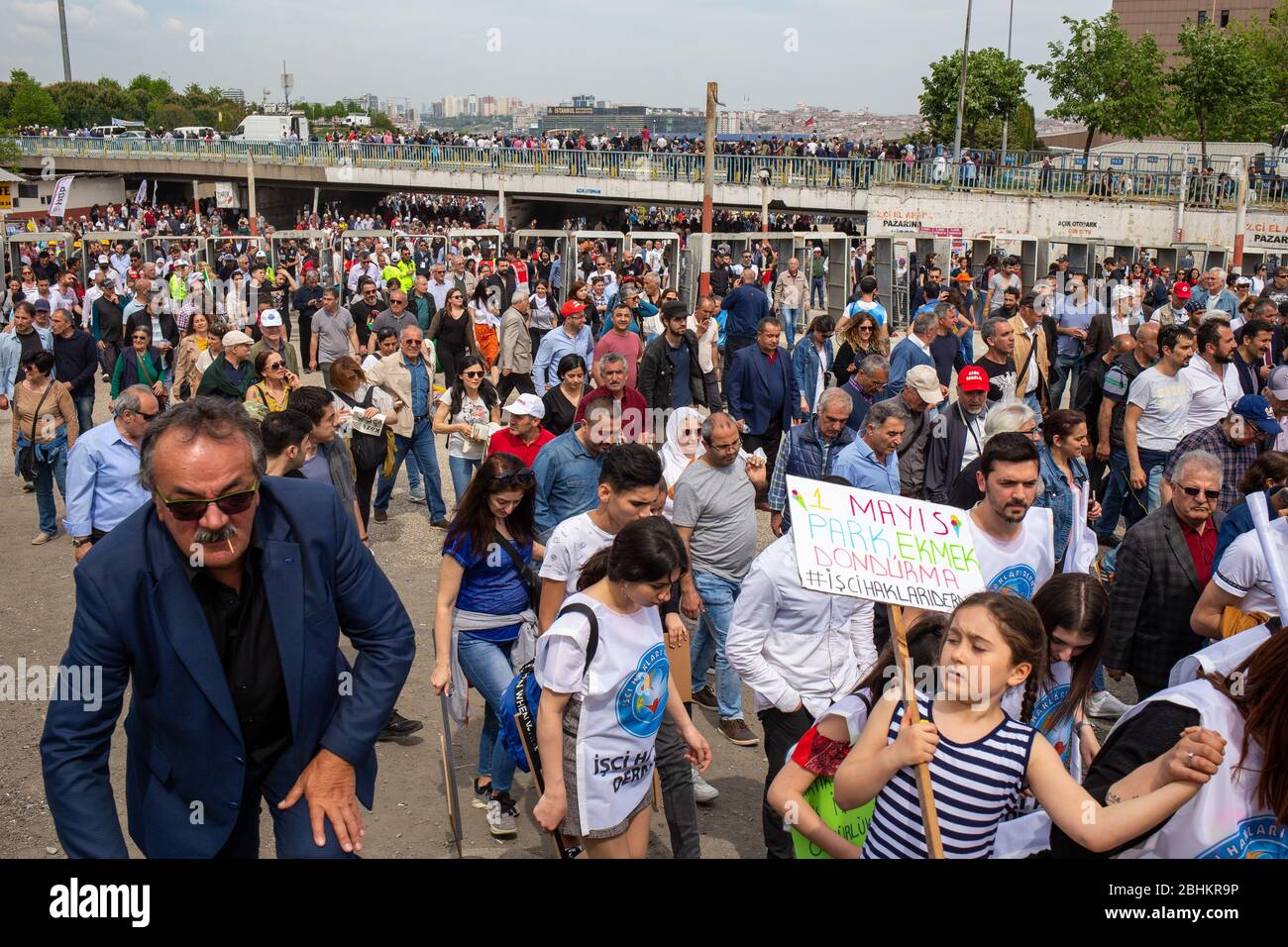 1. Mai 2019, Istanbul, Türkei: Menschen, die zu dem Treffen im Basargebiet gehen, wo in Bakirkoy, Istanbul, gefeiert wird. Stockfoto