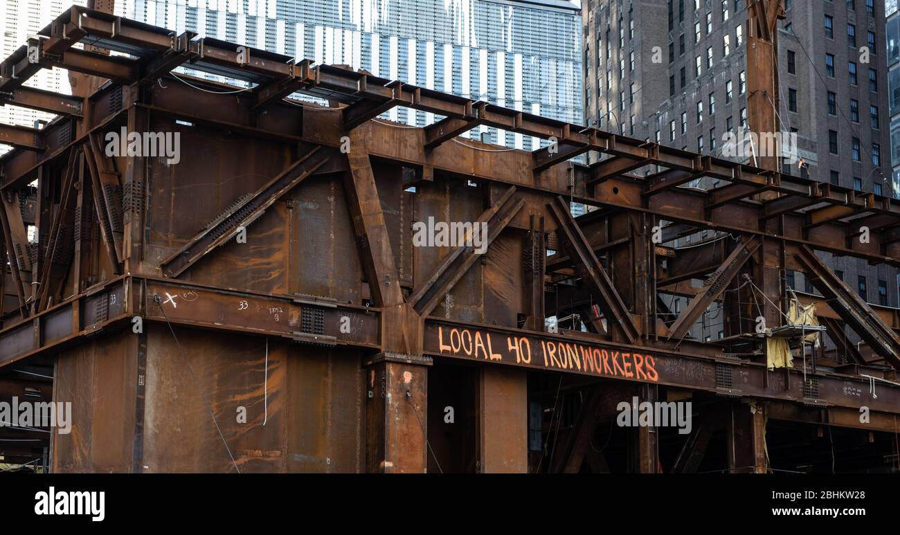 Lokale 40 Eisenarbeiter Spray lackiert auf neues Gebäude vor dem One World Trade Center gebaut. Stockfoto