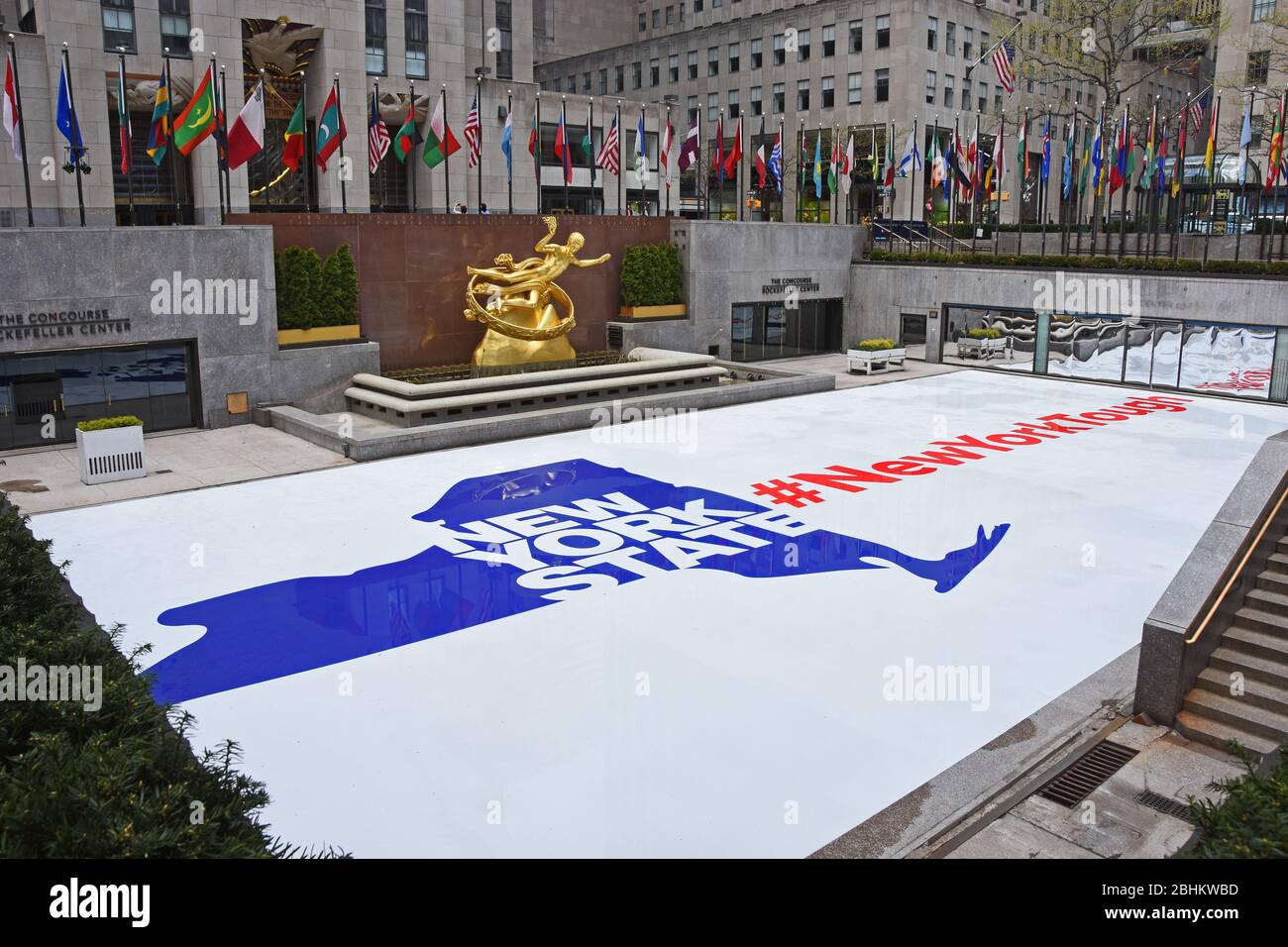 Große Karte von New York State mit dem Hatchtag New York Tough auf der Eislaufbahn am Rock Center platziert. Stockfoto