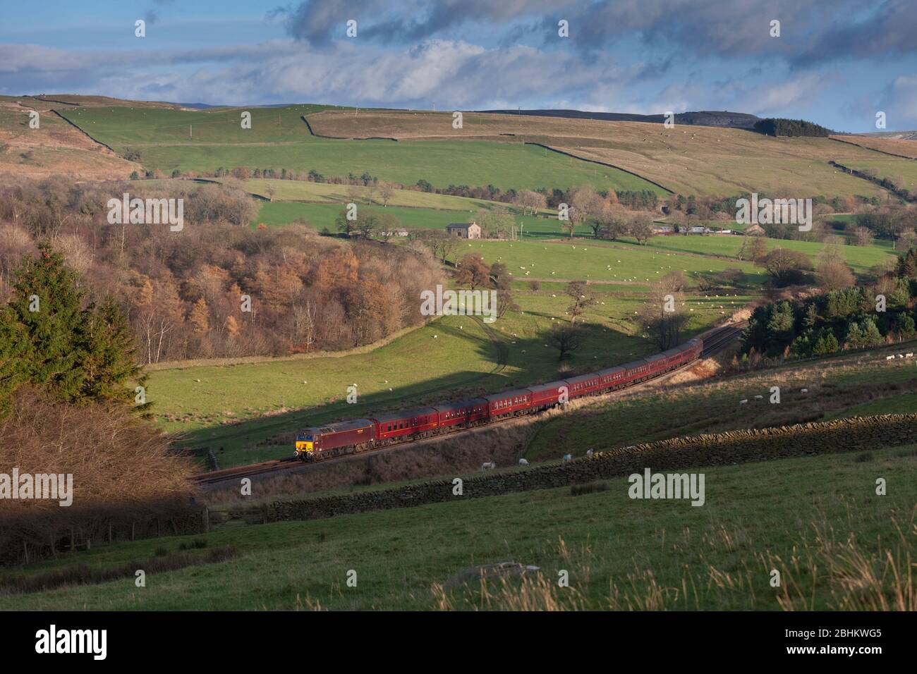 West Coast Railways 57 Lok 57315 schleppt einen leeren Stock Train in Eldroth, Yorkshire auf der landschaftlich schönen 'Little North Western' Linie Stockfoto