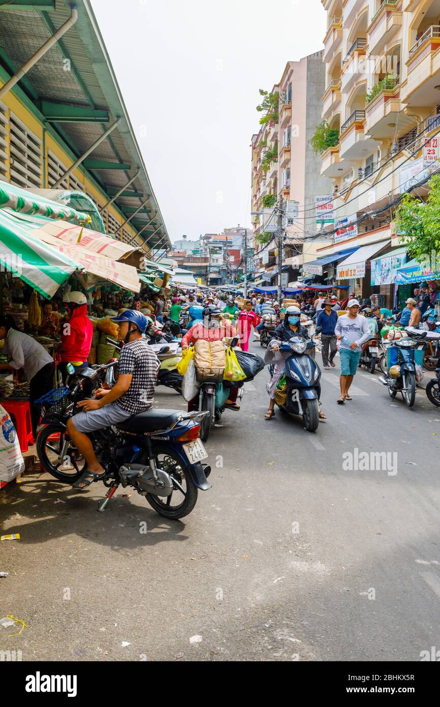 Überfüllte Straße mit Motorrädern im geschäftigen Binh Tay ODER Hoa Binh Markt, Chinatown (Cholon), District 5, Saigon (Ho Chi Minh Stadt), Südvietnam Stockfoto