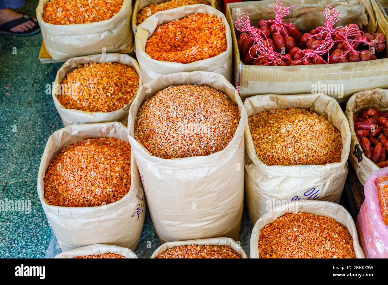 Säcke und Tüten voller getrockneter Garnelen in einem Geschäft, Binh Tay ODER Hoa Binh Markt, Chinatown (Cholon), District 5, Saigon (Ho Chi Minh Stadt), Südvietnam Stockfoto