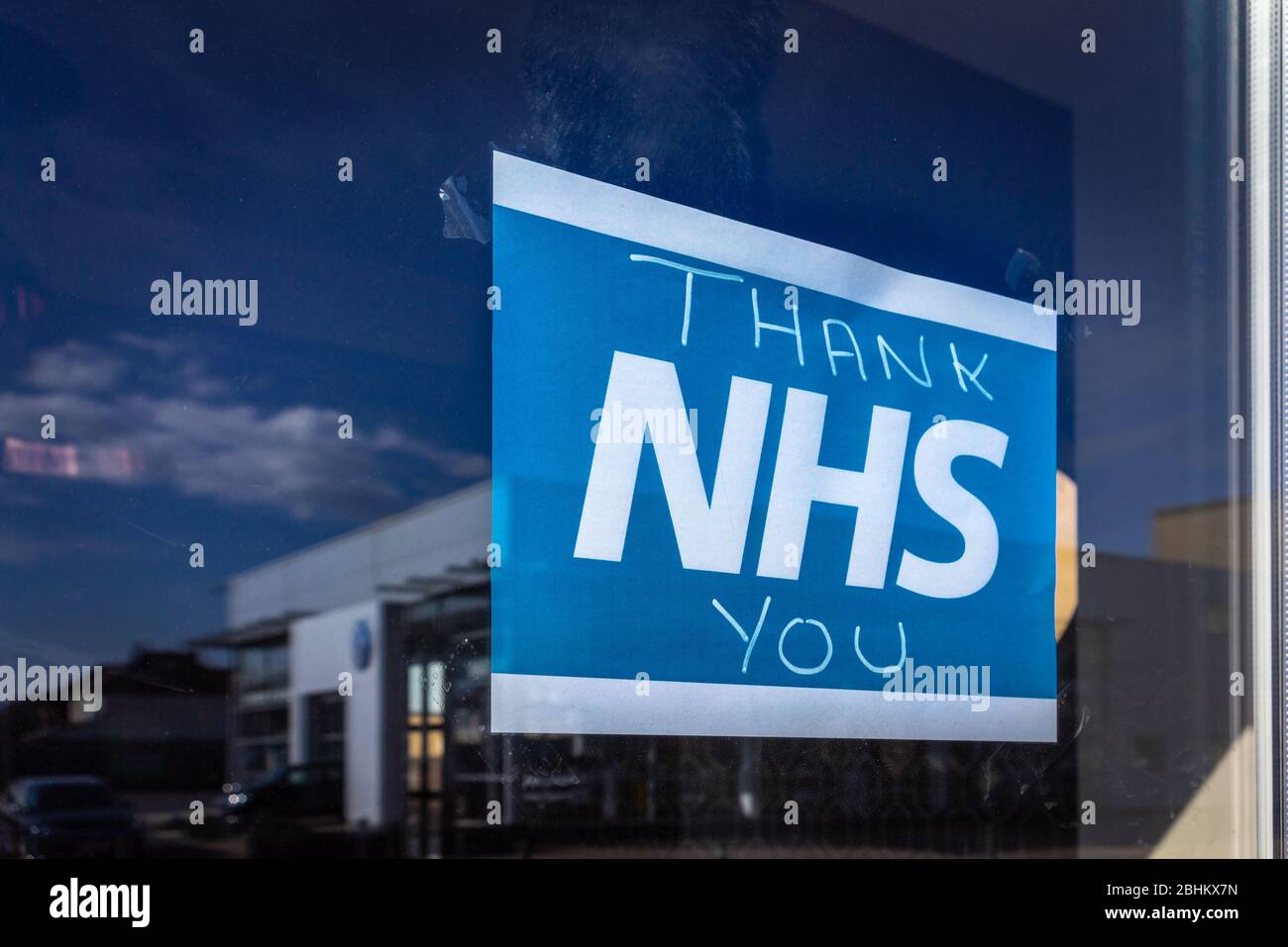 Ein blaues Plakat mit einem Schild mit einem „Danke NHS“-Schild in einem Fenster während der COVID-19-Pandemie in Southampton, England, Großbritannien Stockfoto