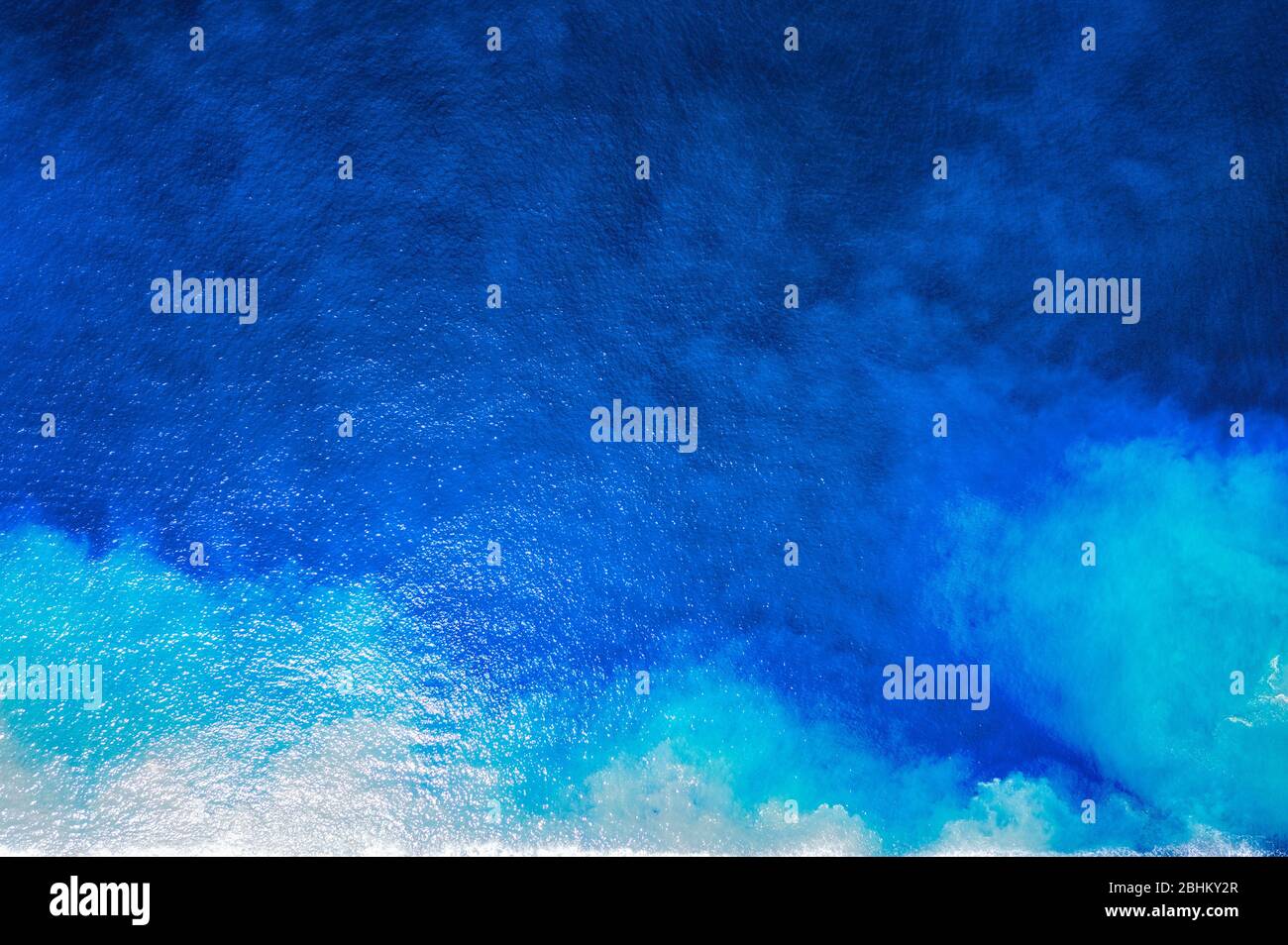 Blaues Wasser mit brechenden Wellen top down mit einer Drohne, nachbearbeitet in HDR Stockfoto