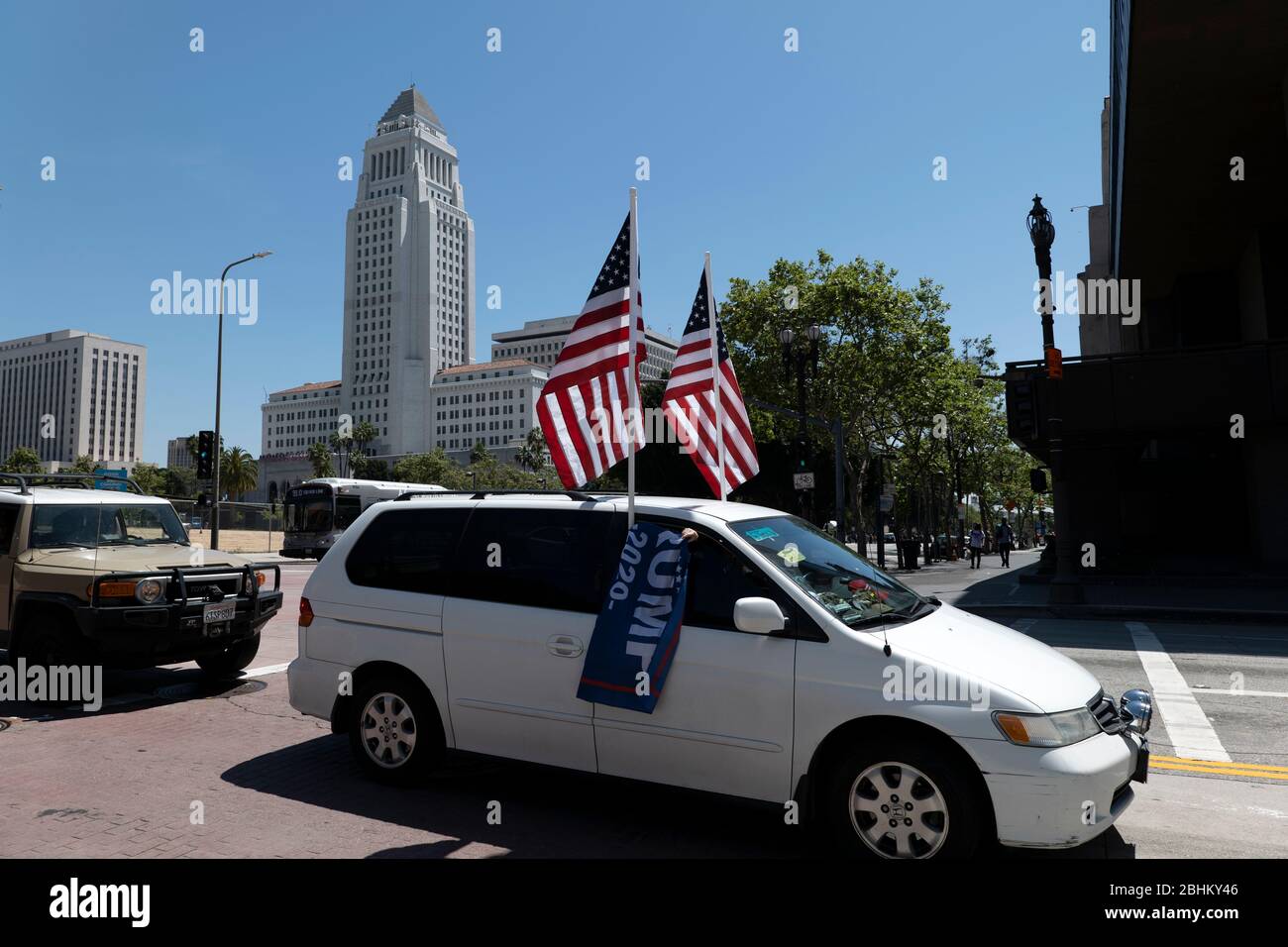 Los Angeles, CA/USA - 22. April 2020: Quarantäneprotest der Operation Gridlock in Los Angeles um das Rathaus Stockfoto