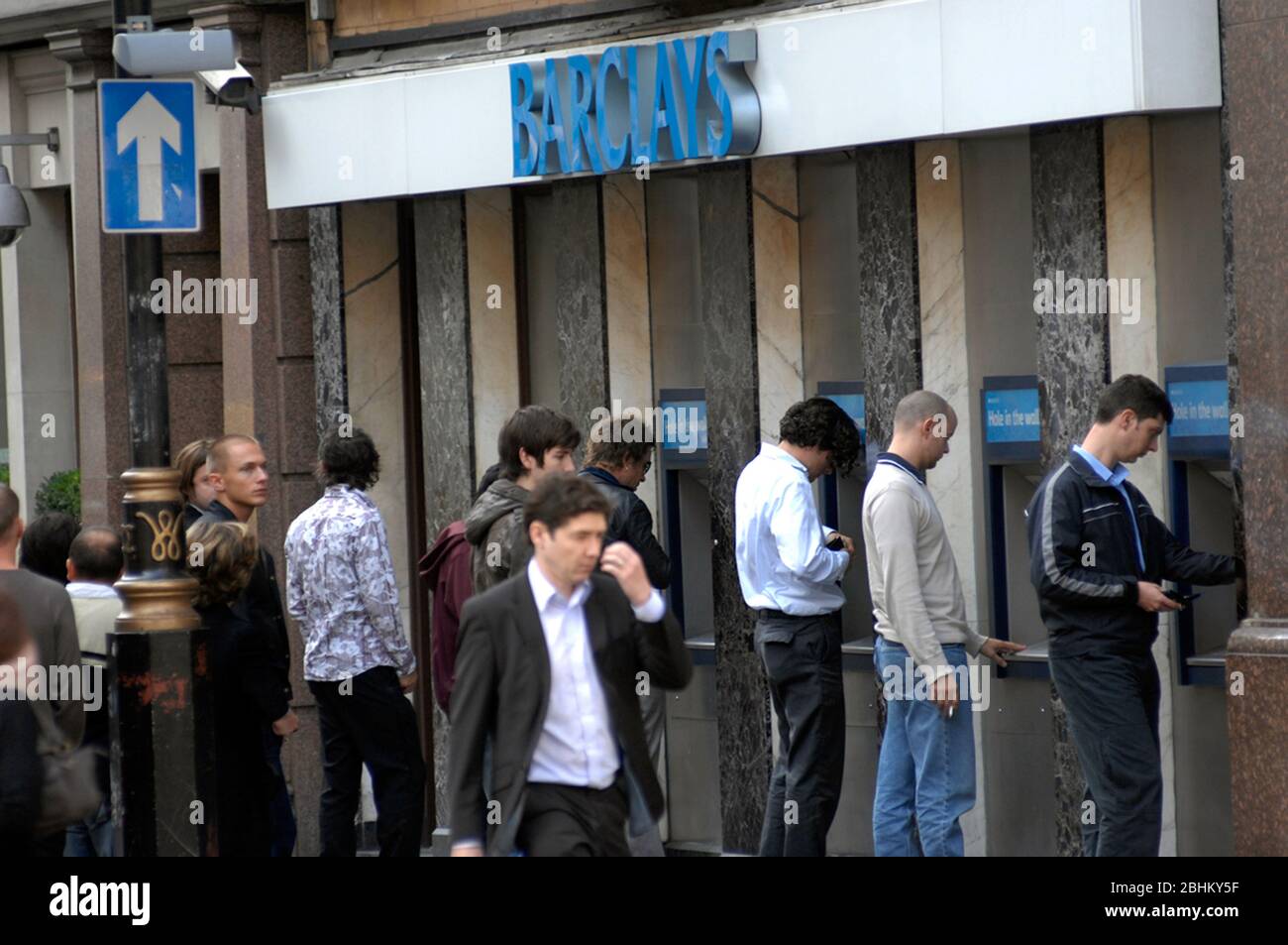 Menschen anstehen, Barclays Geldautomaten zu verwenden. Stockfoto