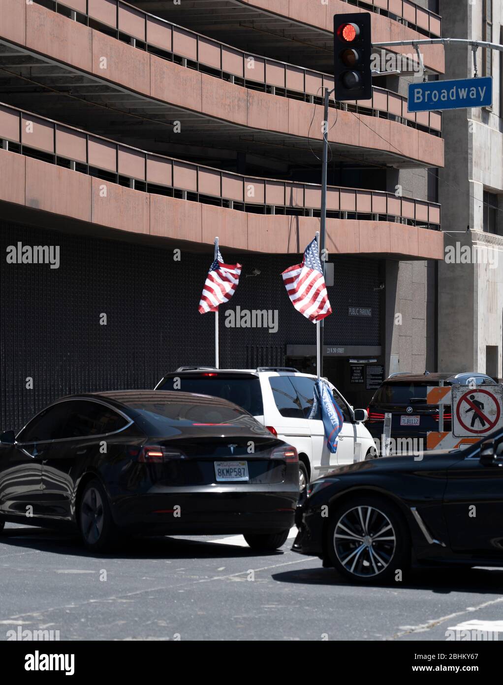 Los Angeles, CA/USA - 22. April 2020: Autos blockieren Straßen während der Operation Gridlock Quarantäneprotest in Los Angeles Stockfoto