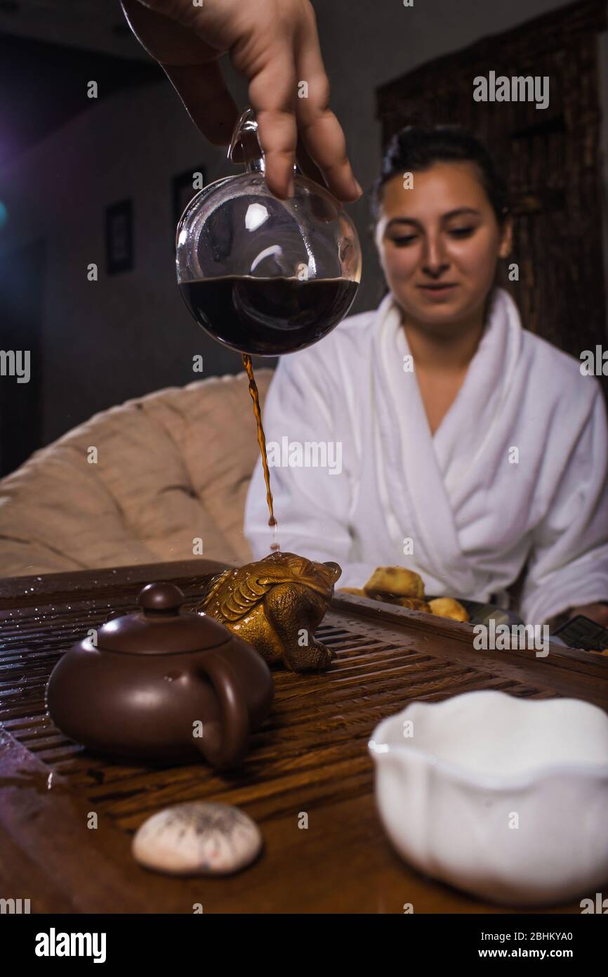 Teezeremonie nach der Sauna. Mädchen in weißen Mänteln trinken chinesischen Tee. Stockfoto