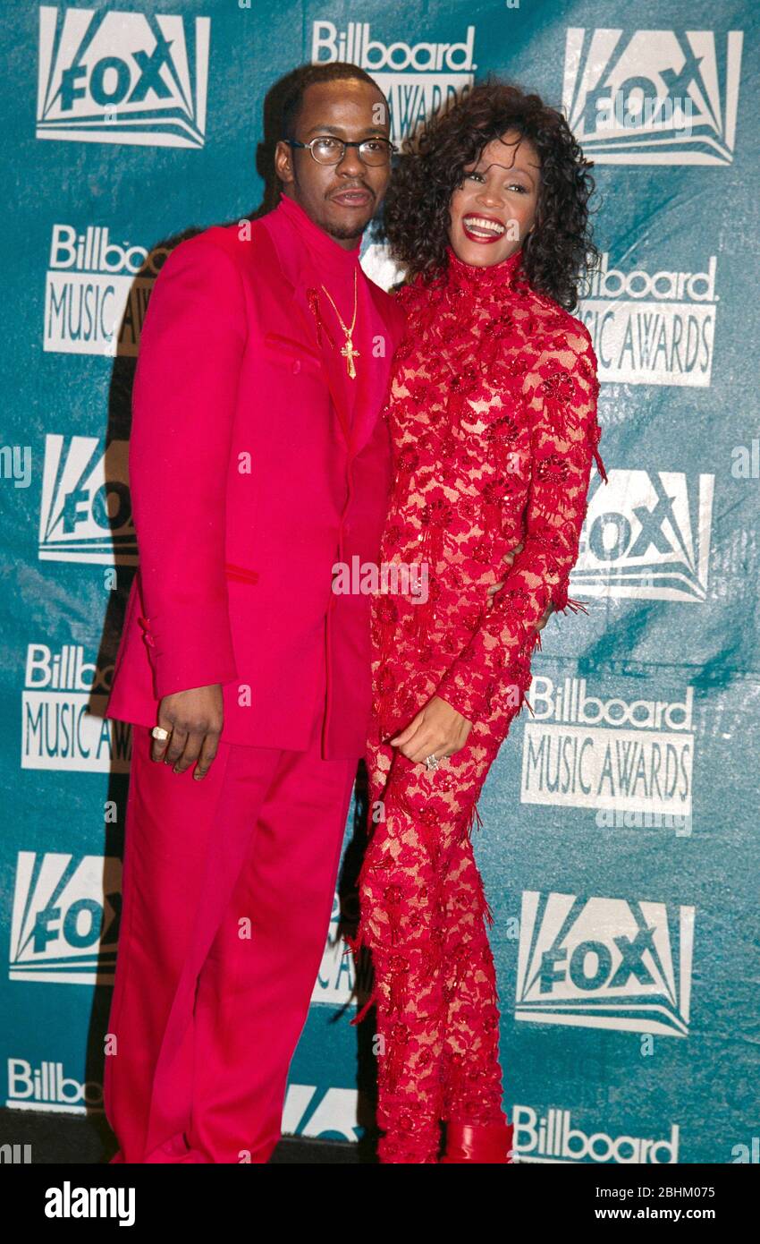 LOS ANGELES, CA. c. 1993: Sängerin/Schauspielerin Whitney Houston & Ehemann Bobby Brown. Foto © Paul Smith/Featureflash Stockfoto