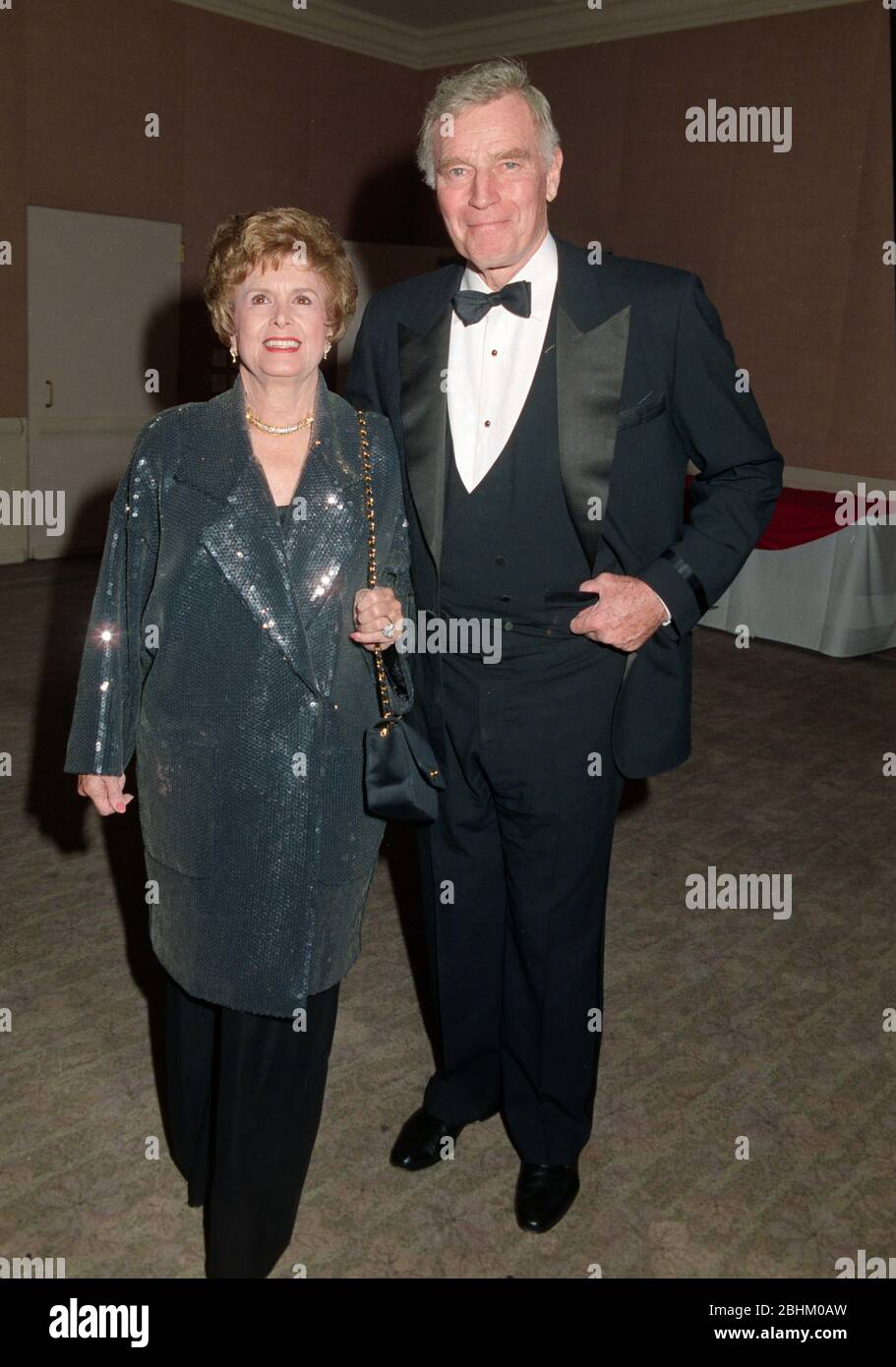 LOS ANGELES, CA. c. 1994: Schauspieler Charlton Heston & Ehefrau Lydia Heston. Foto © Paul Smith/Featureflash Stockfoto