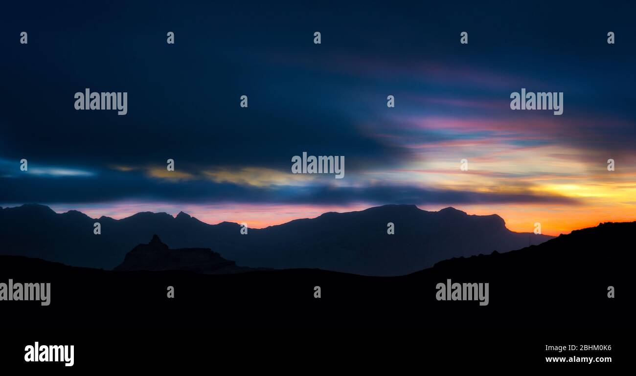 Sonnenaufgang über den Bergen und Ozean, nachbearbeitet in HDR Stockfoto