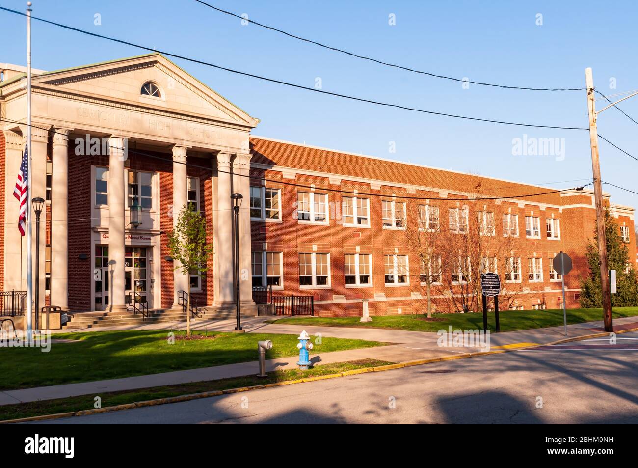 Der Eingang zur Quaker Valley Middle School, der ehemaligen Sewickley High School an einem sonnigen Frühlingstag, Sewickley, Pennsylvania, USA Stockfoto