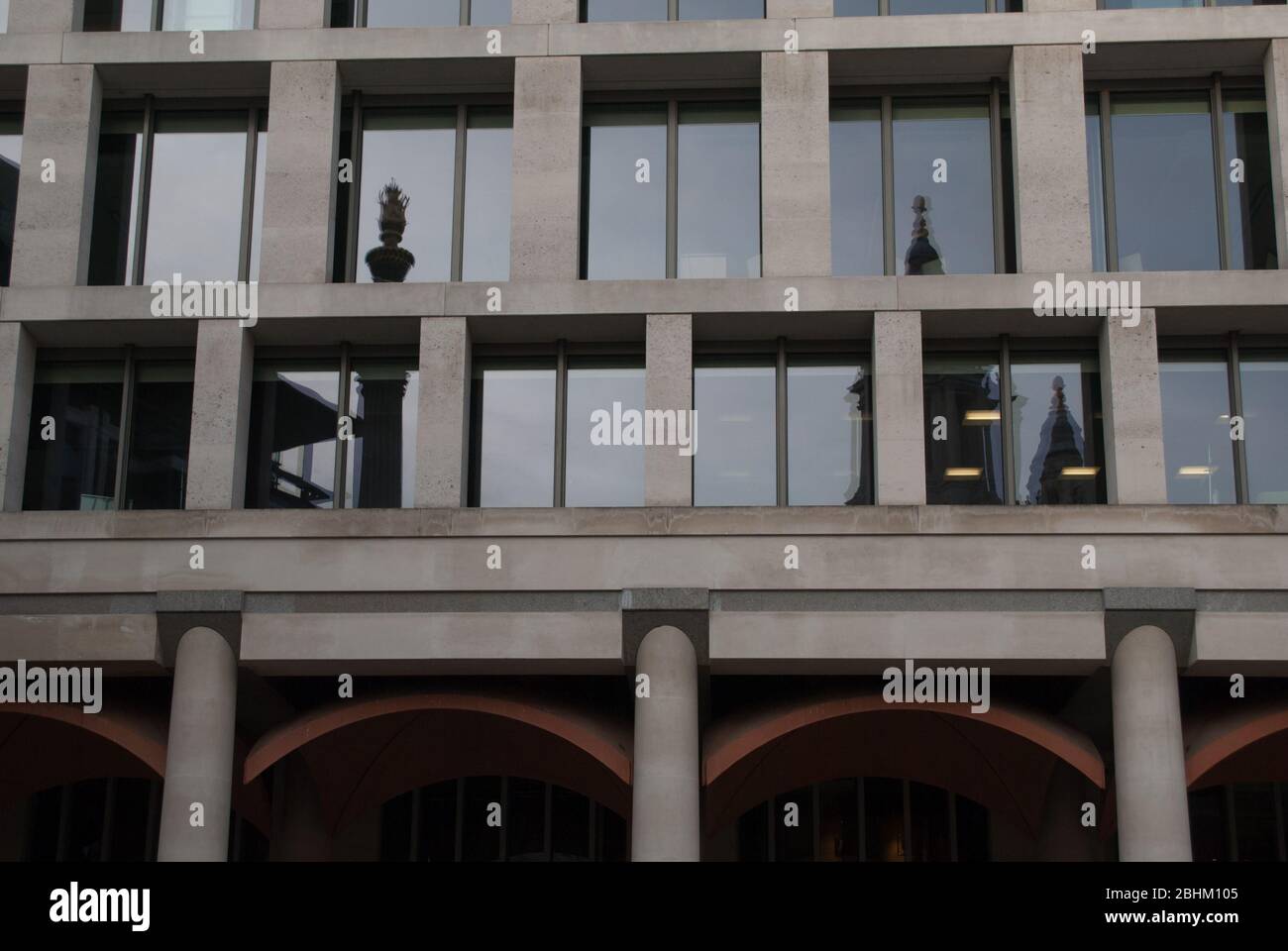 Portland Stone Windows Square Geometrisch 10 Paternoster Sq.London EC4M 7LS von Eric Parry Architects Stockfoto