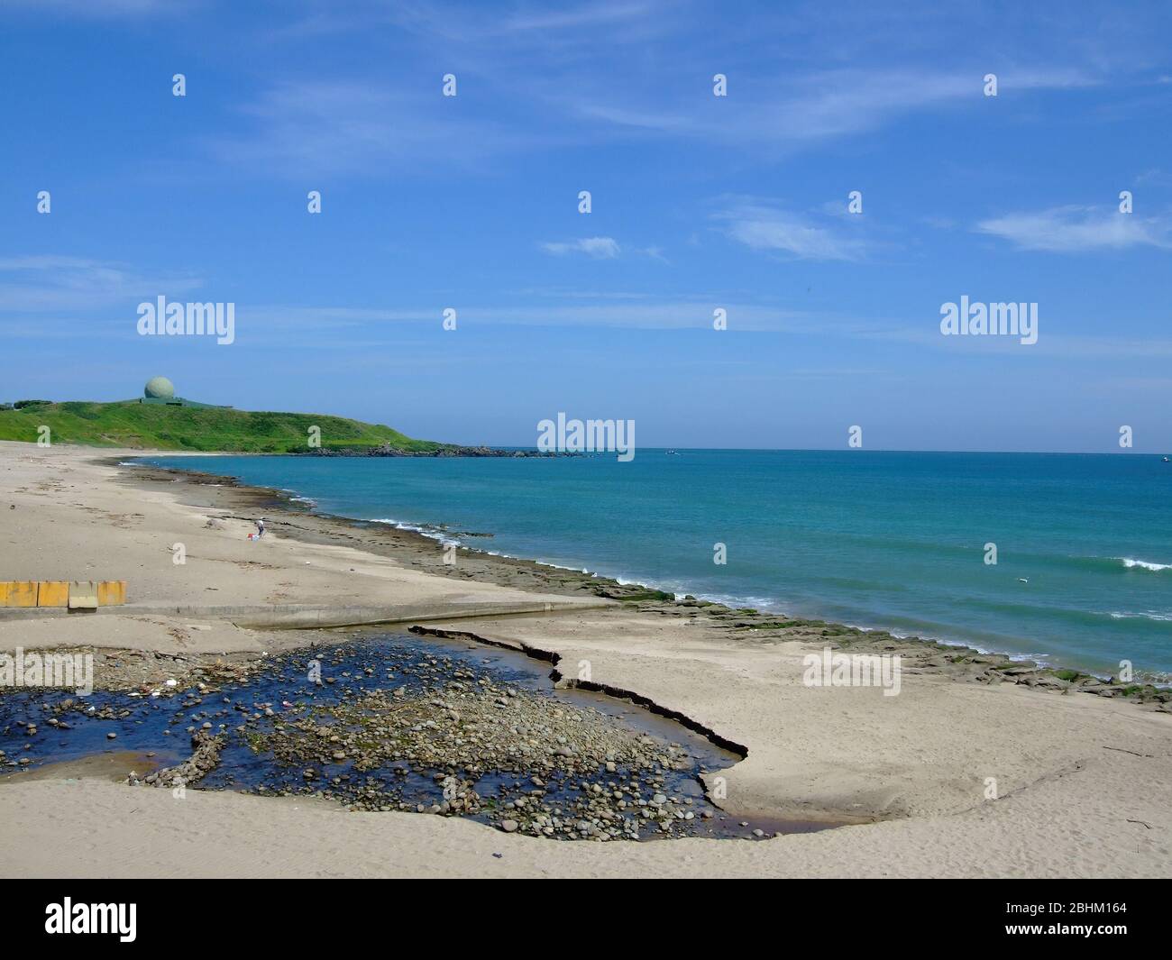 Sonnige Aussicht auf den Laomei Strand in Shimen, Taiwan Stockfoto
