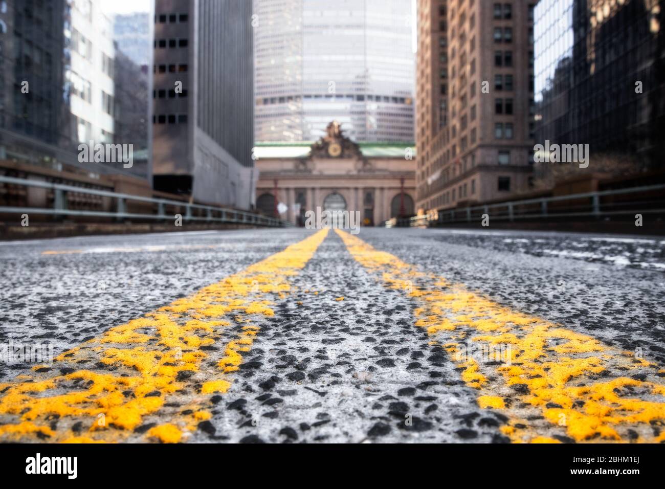 NEW YORK CITY - 19. APRIL 2020: Blick auf die leere Straße am Grand Central Terminal in Manhattan während der Sperrung der Coronavirus-Pandemie Covid-19. Stockfoto