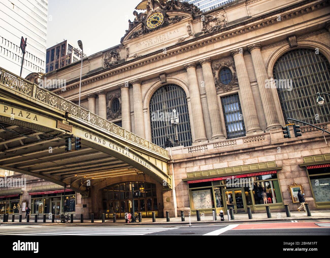 NEW YORK CITY - 19. APRIL 2020: Blick auf die leere Straße am Grand Central Terminal in Manhattan während der Sperrung der Coronavirus-Pandemie Covid-19. Stockfoto